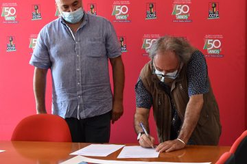 António Carmo oferece serigrafia Carrossel à CGTP-IN