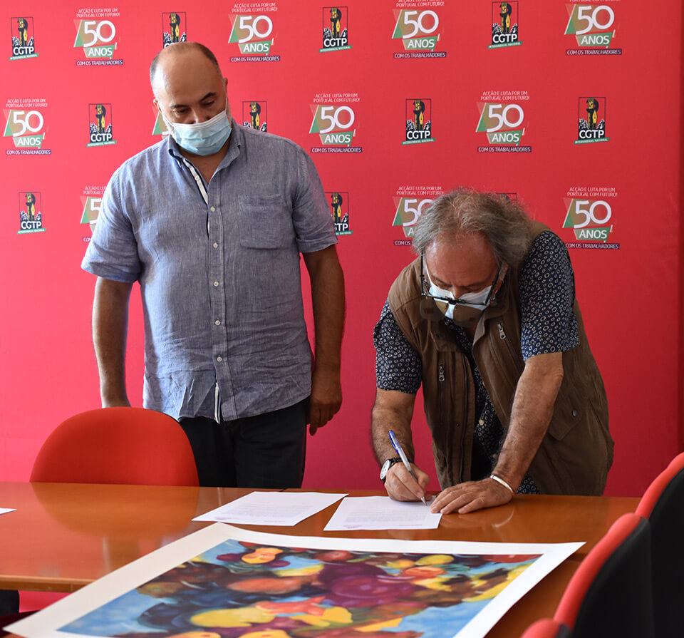 António Carmo oferece serigrafia Carrossel à CGTP-IN